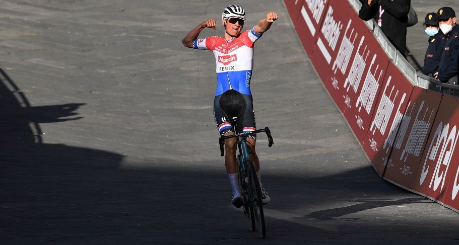 Van der Poel Juara Strade Bianche 2021 - MainSepeda.com